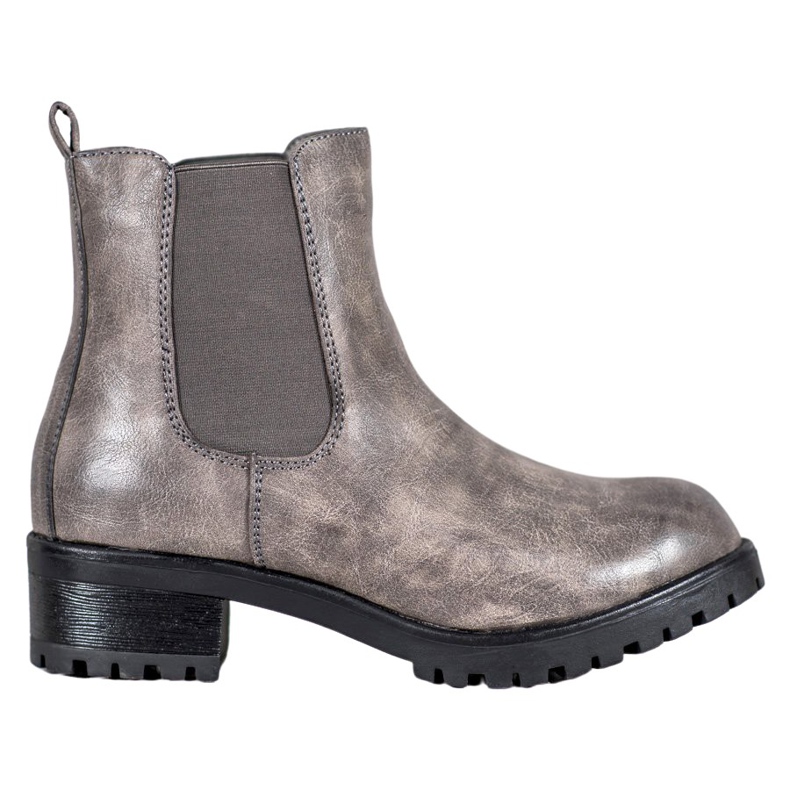 Jennika Bottes sur la plate-forme gris