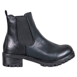 Jennika Bottes sur la plate-forme noir