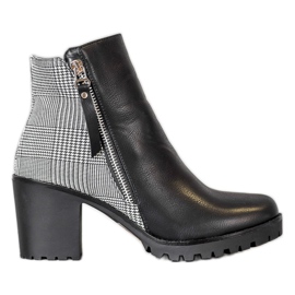 Filippo Bottes sur un poteau noir