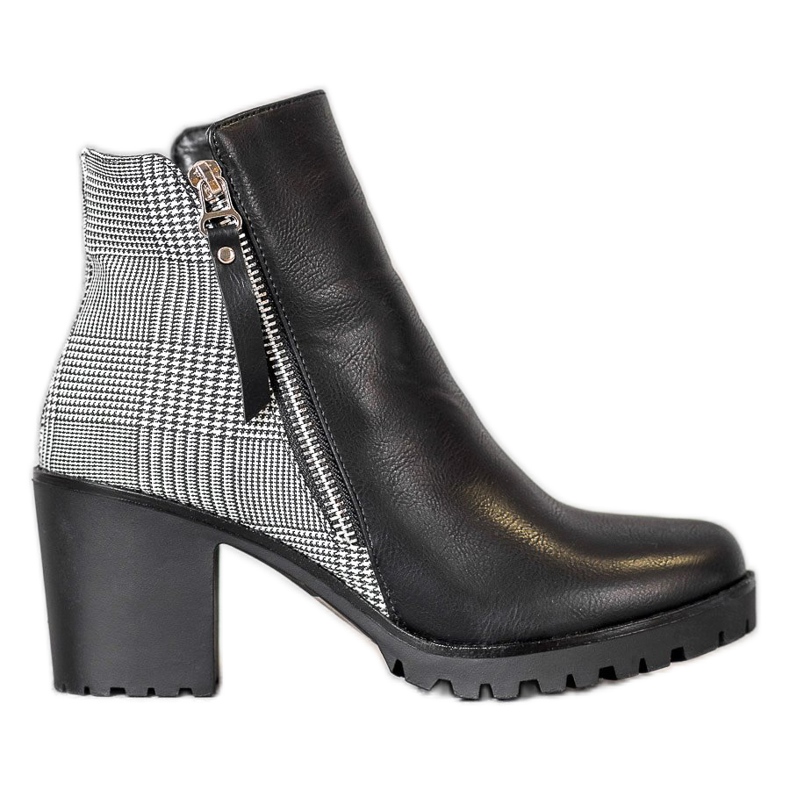 Filippo Bottes sur un poteau le noir Filippo Bottes sur un poteau le noir