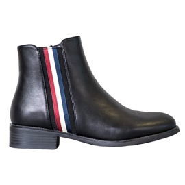 Filippo Bottes avec une ceinture décorative noir