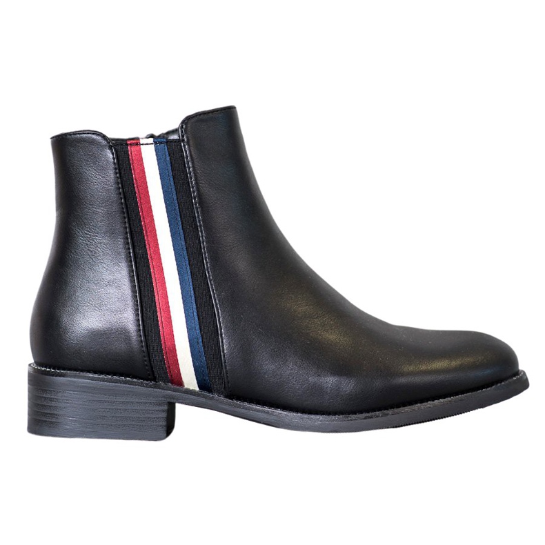 Filippo Bottes avec une ceinture décorative le noir