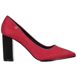 Goodin Escarpins en daim sur un pilier rouge