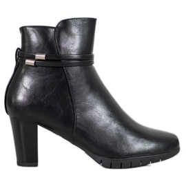 Bottes classiques sur un poteau le noir