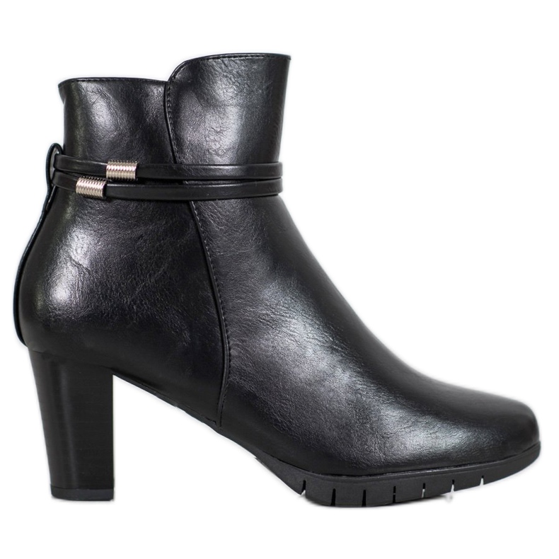 Bottes classiques sur un poteau le noir