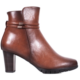 Bottes classiques sur un poteau brun