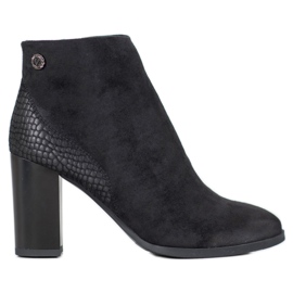 Goodin Bottes sur un poteau le noir