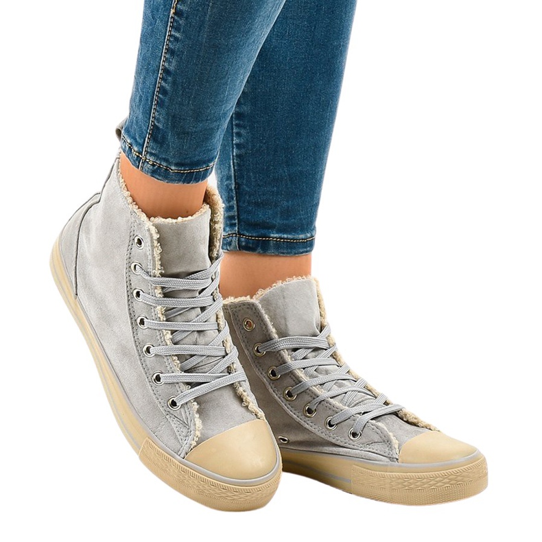 Baskets isolées grises T-040