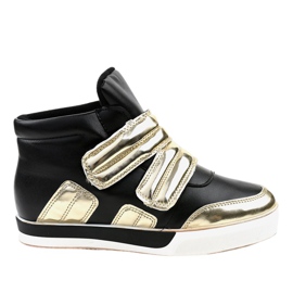 Baskets isolées noires sur le coin GF-ZM26