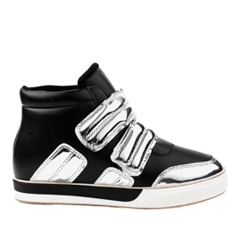 Baskets isolées noires sur le coin GF-ZM26 le noir