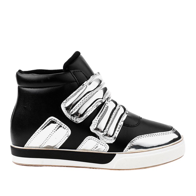 Baskets isolées noires sur le coin GF-ZM26 le noir