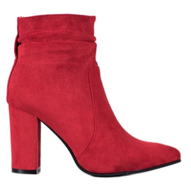 Ideal Shoes Bottines en daim sur un bar rouge
