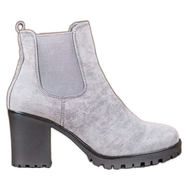Queentina Bottes Chelsea sur un bar gris Queentina Bottes Chelsea sur un bar gris
