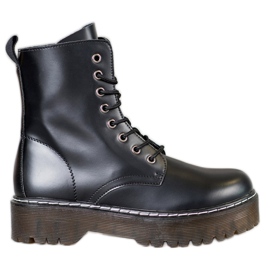 Kylie Bottes sur la plate-forme noir