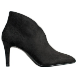 Filippo Bottes sexy sur un talon haut noir