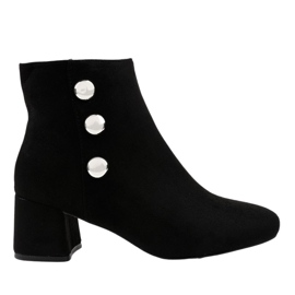 Bottines en daim noir sur le poteau L068