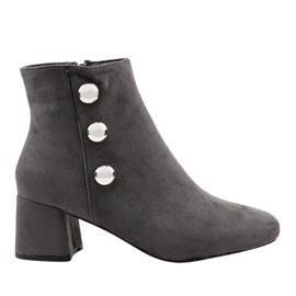 Boots en daim gris sur le poteau L068