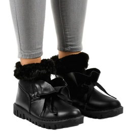 Baskets isolées noires avec une fermeture éclair 428-6 le noir