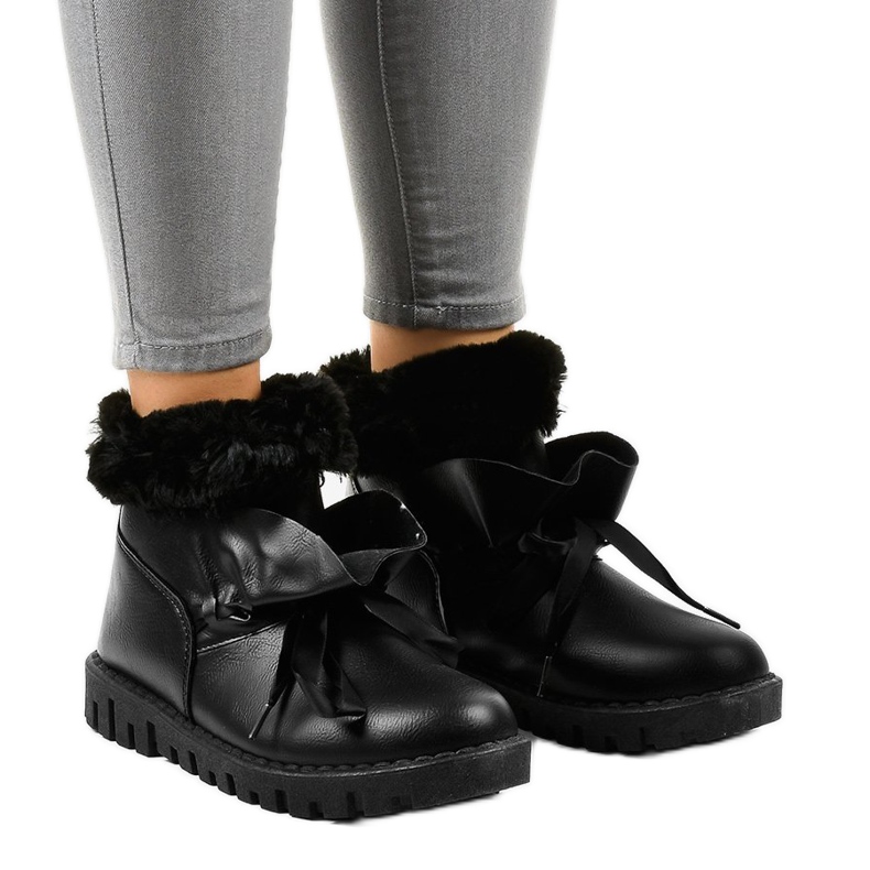 Baskets isolées noires avec une fermeture éclair 428-6 le noir