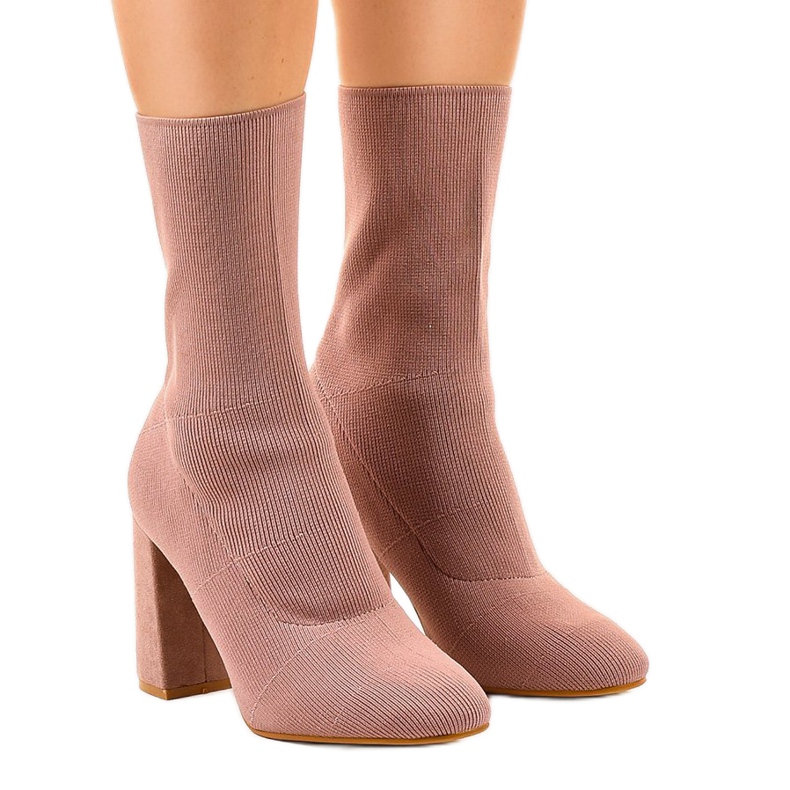 Bottes roses sur le poteau QQ08 Bottes roses sur le poteau QQ08