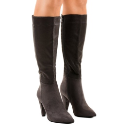 Boots femme en daim gris sur le poteau 8677