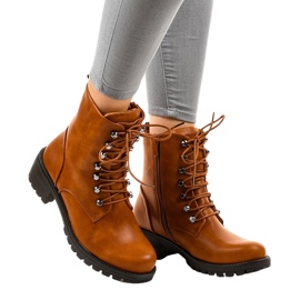 Bottes militaires isolées marron K-9922 brun