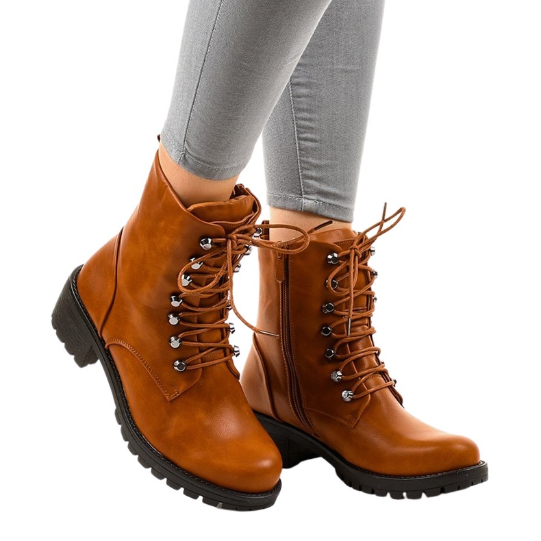 Bottes militaires isolées marron K-9922 brun