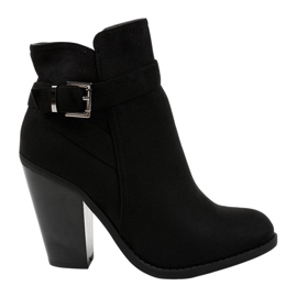 Bottines en daim noir sur le poteau H306