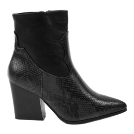 Bottines noires sur le poteau serpent YK-117