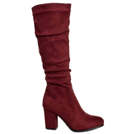 Wilady Bottes en daim sur un pilier rouge