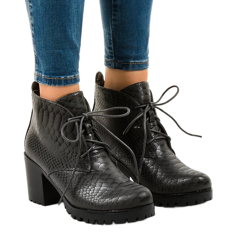 Bottines grises à lacets sur le montant TL-24