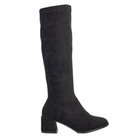 Filippo Bottes en daim sur un pilier noir