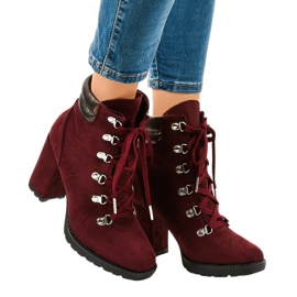 Bottines trappeur en daim marron sur le poteau 8992 rouge