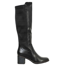 Filippo Bottes sur un pilier noir