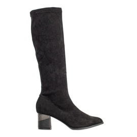 Aclys Bottes sur un pilier noir