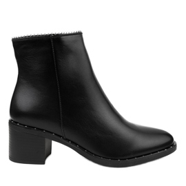 Bottines noires sur le poteau J518