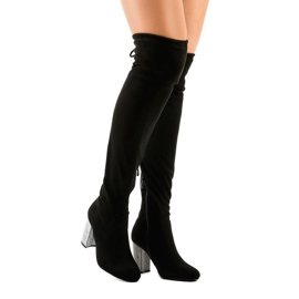 Boots en daim noir sur poteau décoré BM150