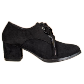 SHELOVET Escarpins attachés sur un pilier noir