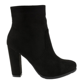 Bottes hautes noires sur le poteau F912