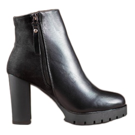 Bestelle Bottes noires sur la plate-forme