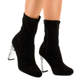 Bottines en daim noir sur le poteau BM178