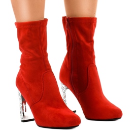 Bottines en daim rouge sur le poteau BM178
