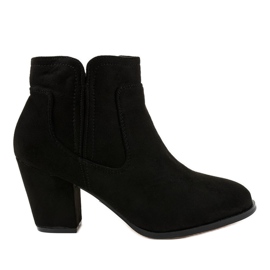 Bottes isolées noires sur le poteau A8123