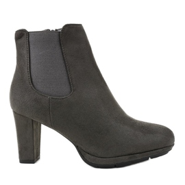 Bottes grises sur le poteau F156-2