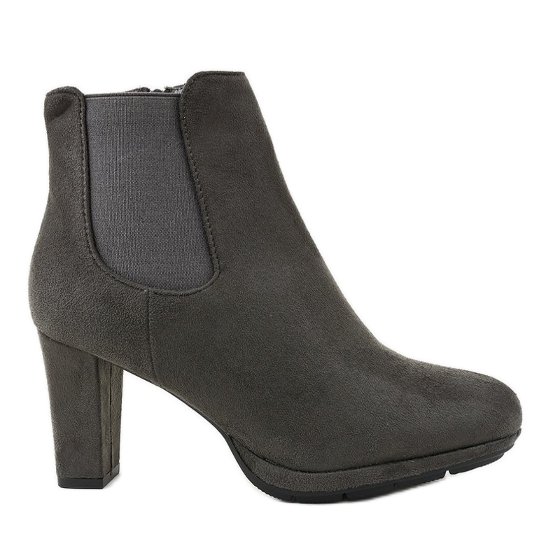 Bottes grises sur le poteau F156-2