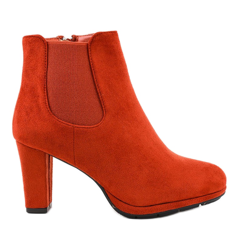Bottines rouges sur le poteau F156-2