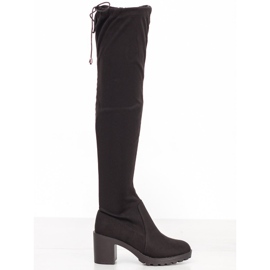 Small Swan Mousquetaires en daim sur un pilier noir