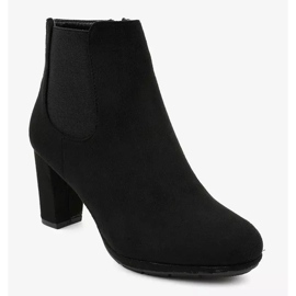 Bottines noires sur le poteau F156-2 le noir
