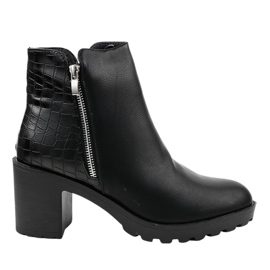 Bottines noires sur le poteau LL27