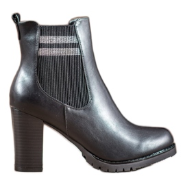 SHELOVET Bottines noires sur un poteau